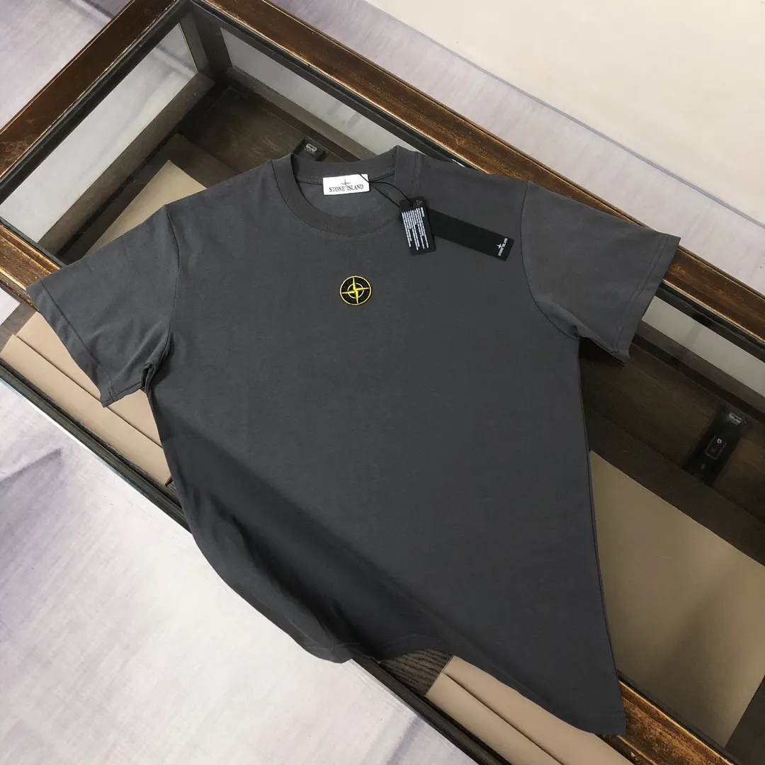 P150 A🍃Stone Island 2025 latest T-shirt, couple style ~ original order, fashionable and casual short T-shirt, specially made of customized cotton fabric ~ 100% cotton T-shirt ~ pre-washed to prevent deformation and shrinkage problem, more comfortable and breathable on the body ~ All available from stock ~ unique design style, trendy must-have item, complete with three standards 👍 Color: black/white/dark gray/coffee Size: S M L XL (larger version, please state your height and weight when placing an order)